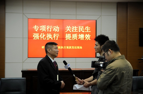 游向东副庭长接受采访2.jpg