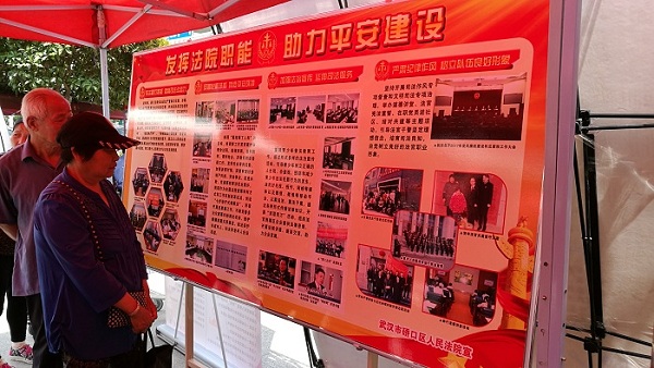观看展板.jpg