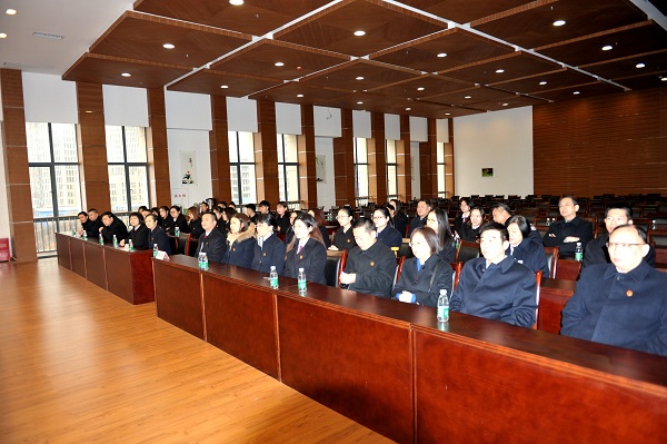 旁听现身说法和观看警示教育片.jpg