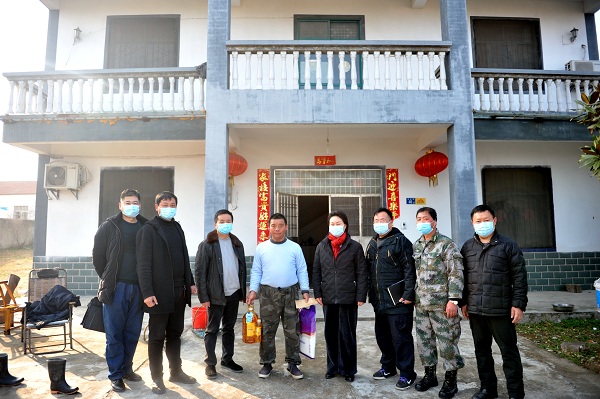 3. 邹春燕和梁述桥一行到对口帮扶的余大咀家中走访慰问.jpg