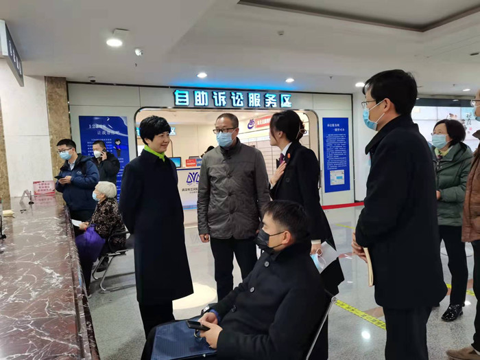 参观江汉法院诉讼服务大厅.jpg